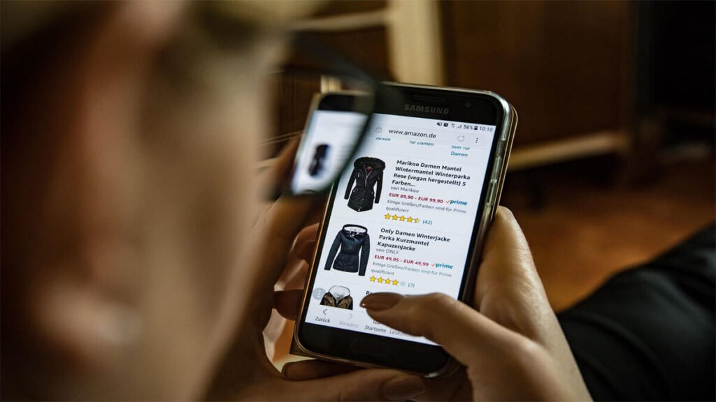 Person shopping impulsively online, showing common bad spending habits that affect monthly savings